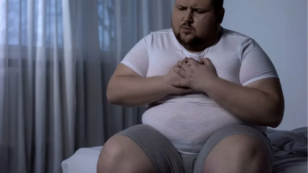 Homem passando mal com os Sintomas de Colesterol Alto