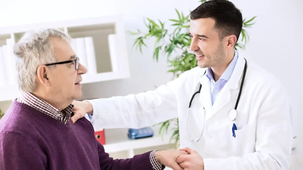 Senhor consultando médico após Sintomas de Colesterol Alto